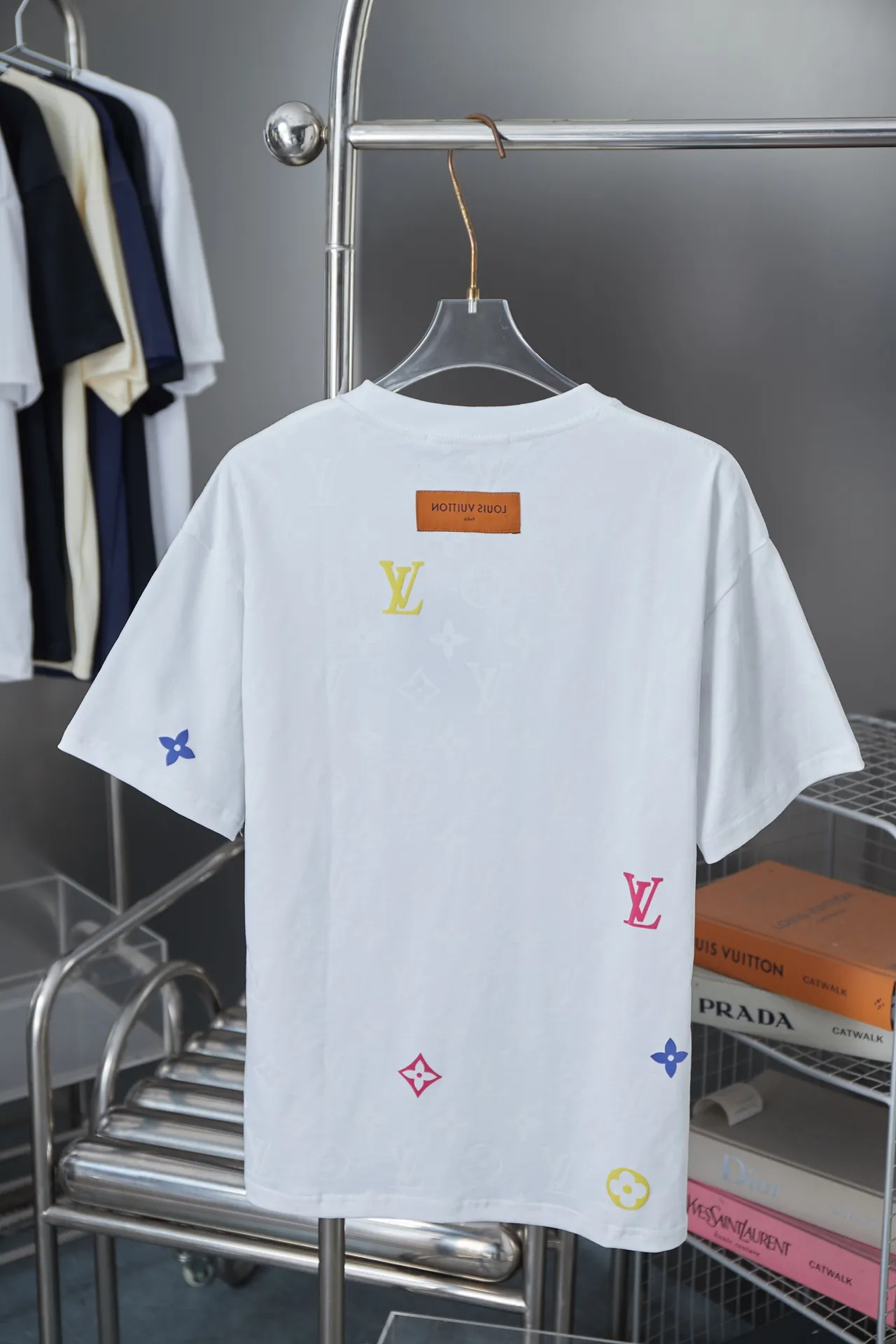 🅿️190 Louis LV 25ss new early spring short-sleeved short sleeves with full-bottom printed foam letters. Light luxury. A must-have item for men and women for daily commuting. Correct version. Welcome to compare. Detailed features · 320g 100% cotton double yarn jersey fabric · Digital direct-injection cloth dyeing and printing logo pattern · Color gradient LV letters three-dimensional foam · Double-needle stitching and cross-stitching technology · Original main mark, washable tag, brand moisture-proof paper packaging Color: black/white Size: S/M/L/XL